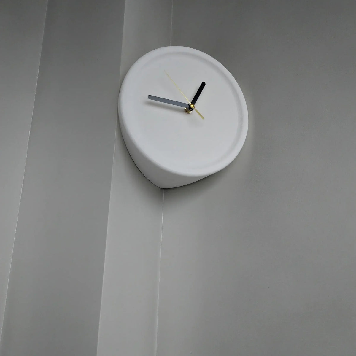 Living Room Silent Wall Clocks Simple Non-Ticking Punch-Free Corner Wall Clock Bedroom Technology Luxury Art Home Decoration