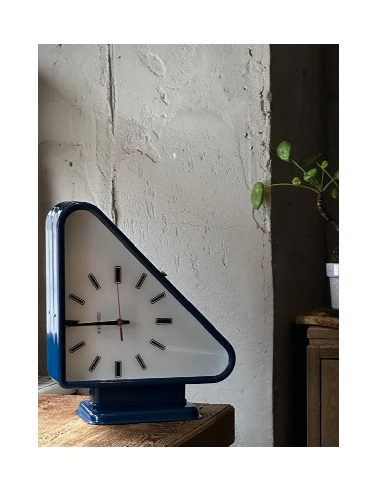Living Room Minimalism Clocks Two-sided Wall Clocks Triangle Modern Clock Mechanism Silent Design Clock Watch for Decoration