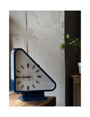 Living Room Minimalism Clocks Two-sided Wall Clocks Triangle Modern Clock Mechanism Silent Design Clock Watch for Decoration