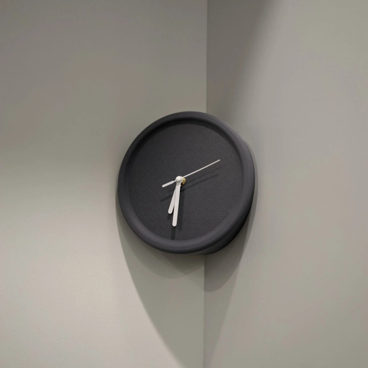 Living Room Silent Wall Clocks Simple Non-Ticking Punch-Free Corner Wall Clock Bedroom Technology Luxury Art Home Decoration